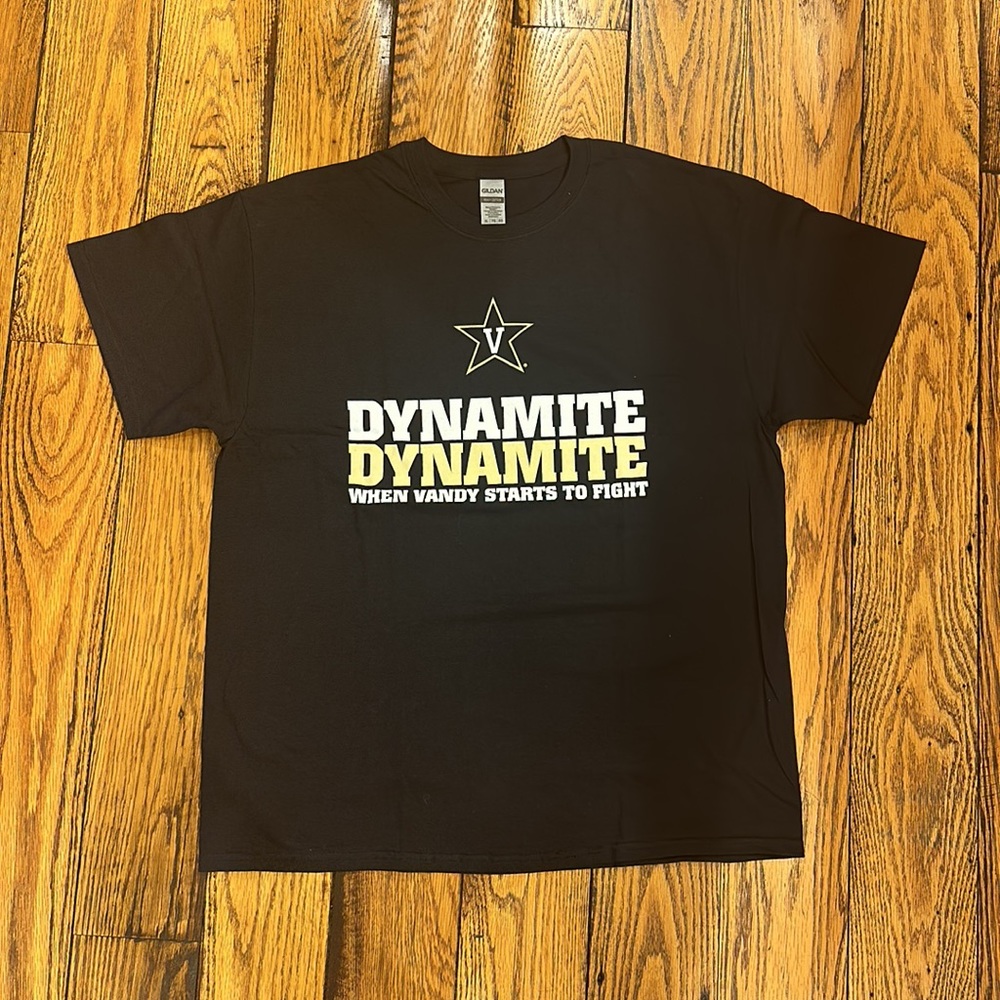 VANDERBILT MENS “DYNAMITE” SHORT SLEEVE BLACK AND GOLD GILDAN TSHIRT SIZE XL